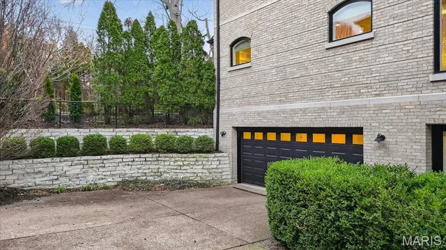 $2,750,000 | 208 Lancaster Drive, St. Louis, MO 63105