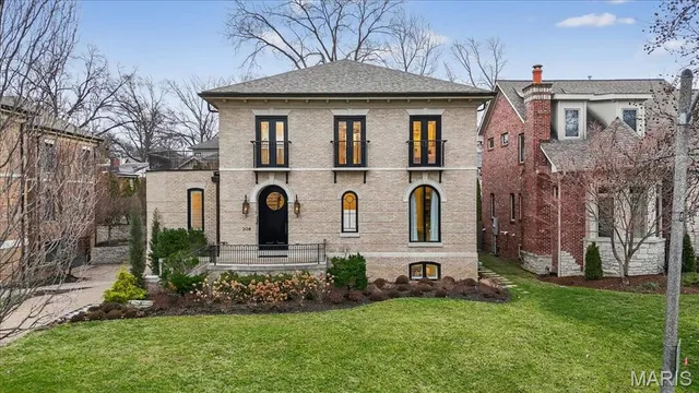 $2,750,000 | 208 Lancaster Drive, St. Louis, MO 63105