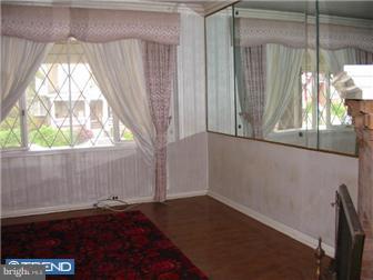 646 Marlyn Road Philadelphia, PA 19151 - Photo 3 of 12 Living Room