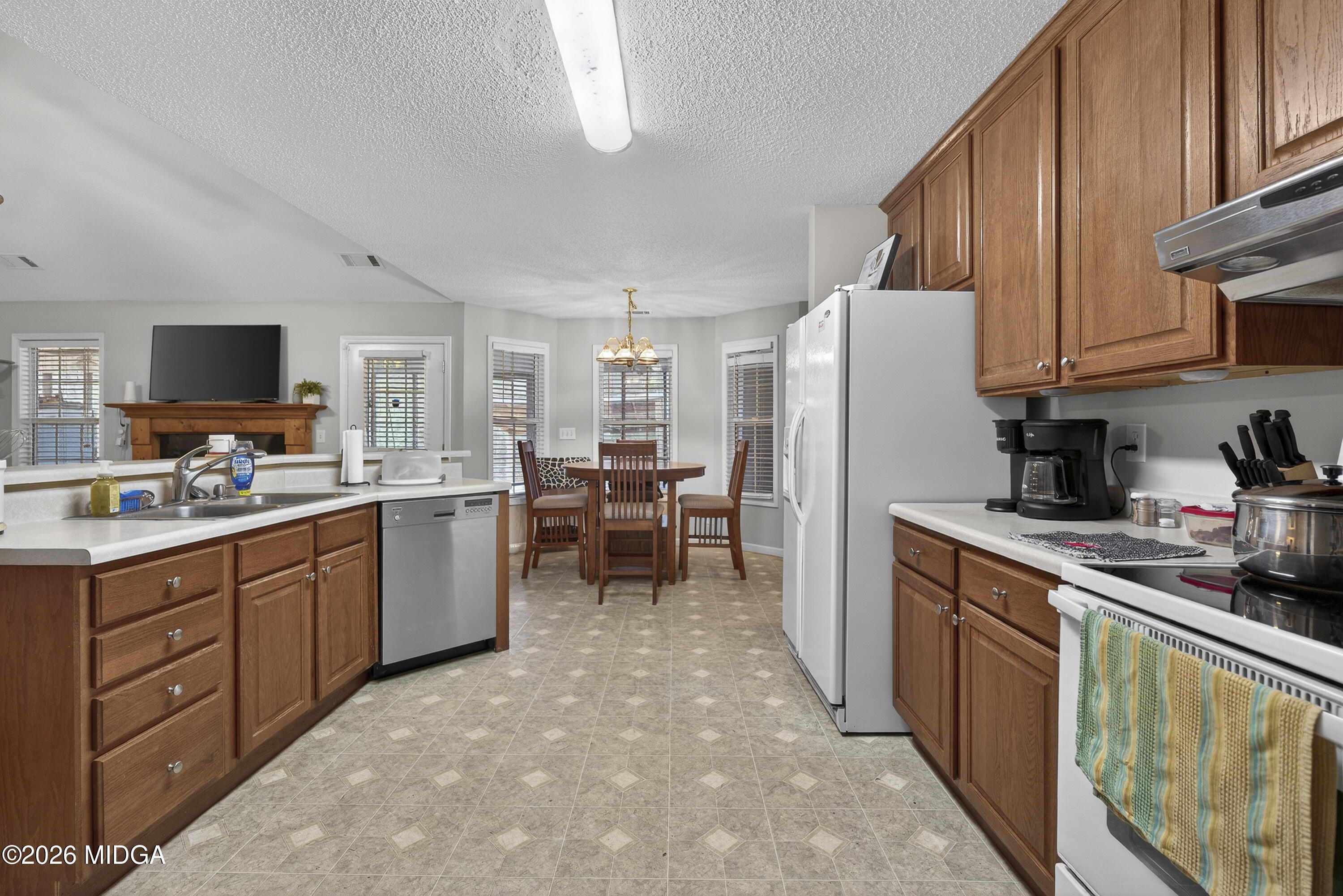 249 Southern Walk Circle Gray, GA 31032 - Photo 28 of 58 a kitchen with sink a refrigerator and cabinets