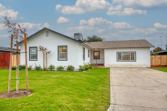 $460,000 | 2528 16th Avenue, Kingsburg, CA 93631