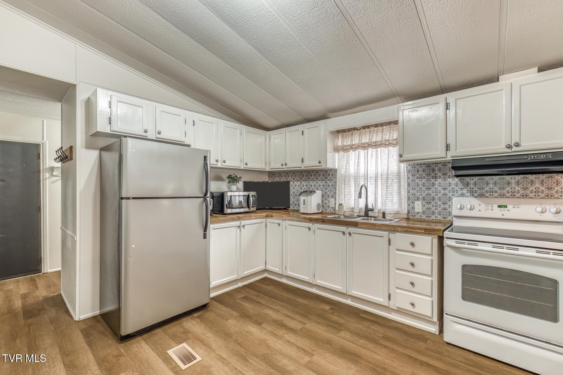 355 Garrison Hollow Road Elizabethton, TN 37643 - Photo 4 of 26 355 Garrison Hollow Rd-4