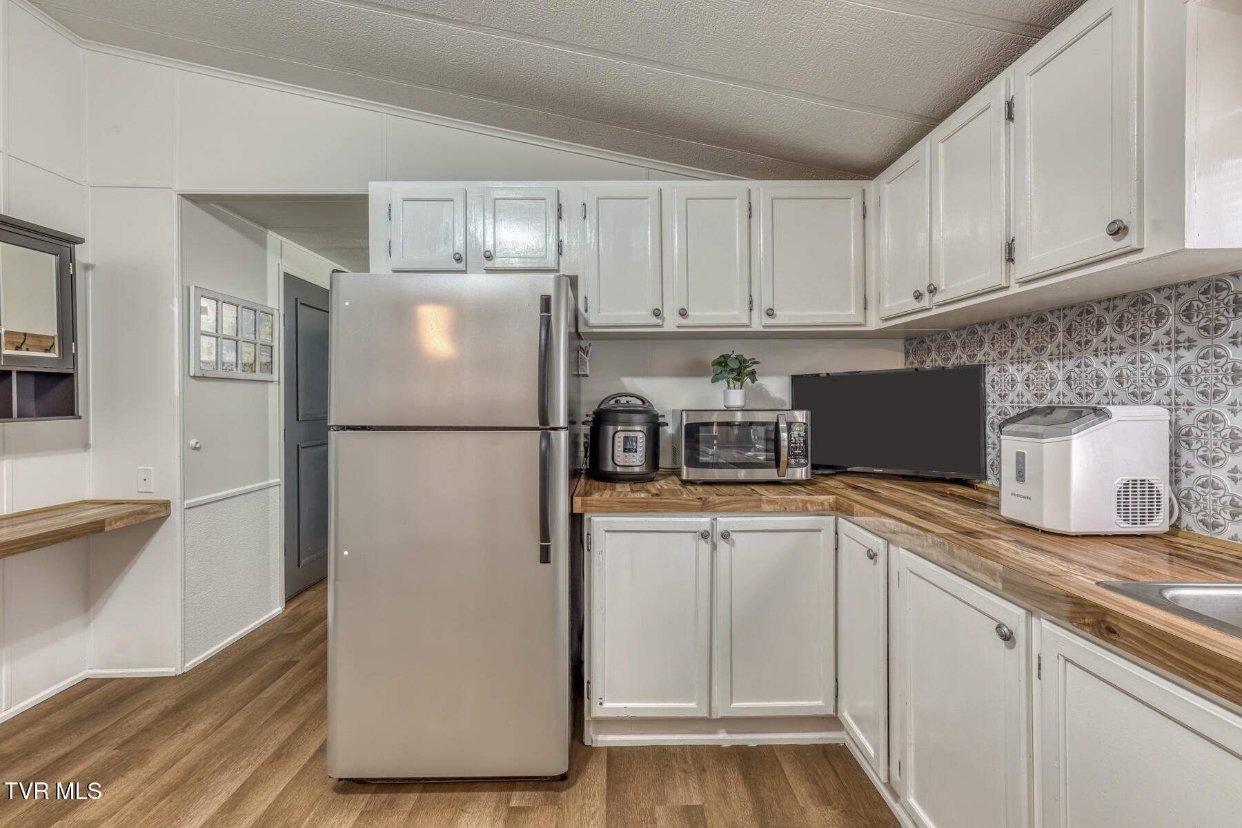 355 Garrison Hollow Road Elizabethton, TN 37643 - Photo 8 of 26 355 Garrison Hollow Rd-5