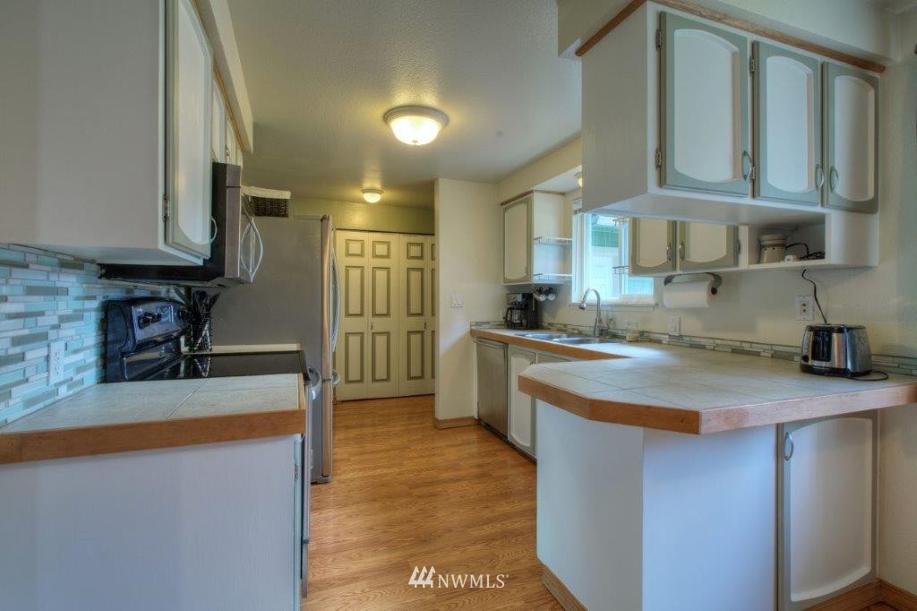 1813 224th Street Southwest Bothell, WA 98021 - Photo 3 of 15
