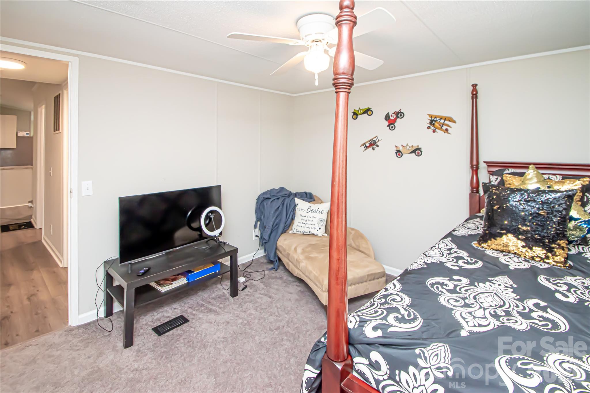 2345 Kingsburry Road York, SC 29745 - Photo 28 of 43 a living room with a couch and a flat screen tv