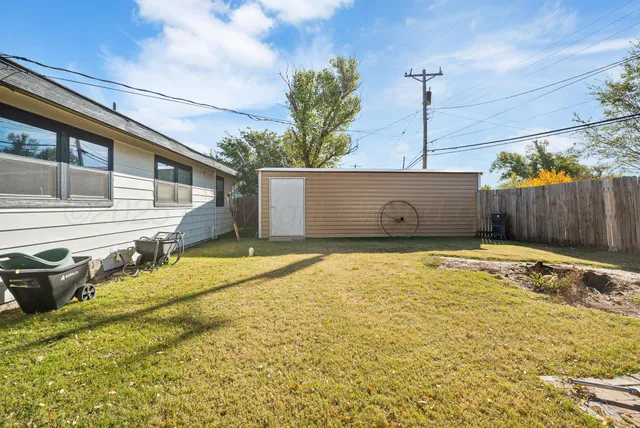 a view of a backyard