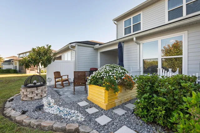 a picture of a bench in front of a mirror