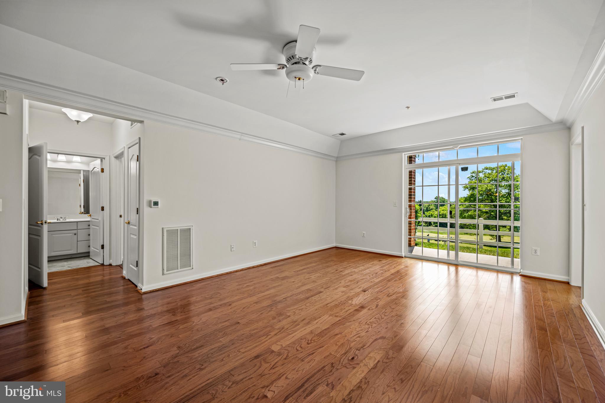 7335 Brookview Road, Unit 104 Elkridge, MD 21075 - Photo 18 of 48 Living Room