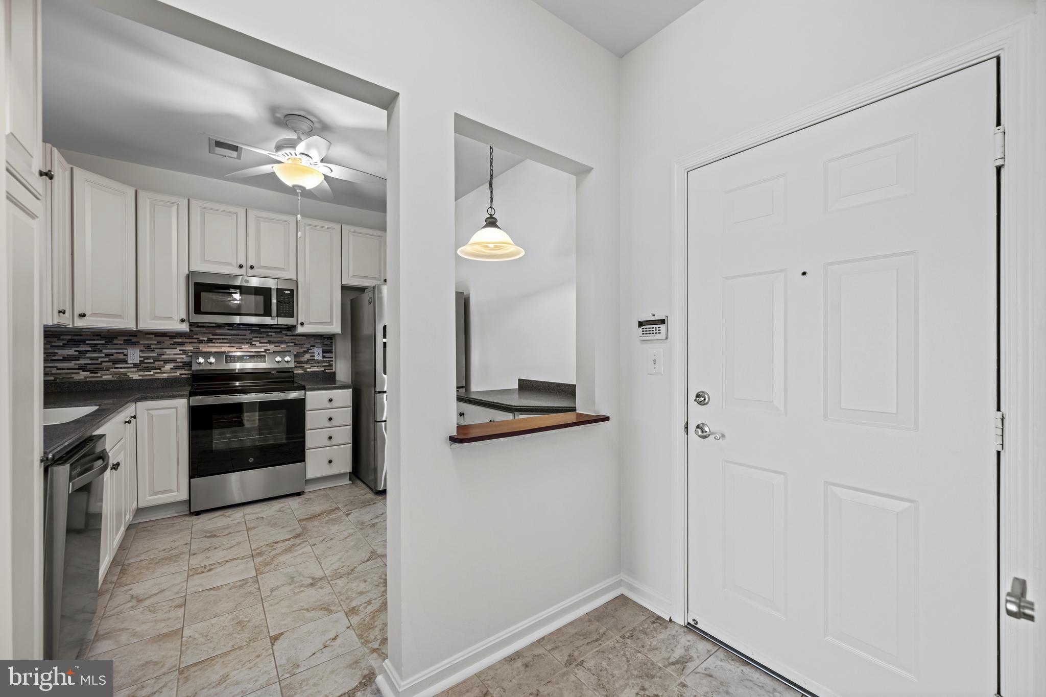 7335 Brookview Road, Unit 104 Elkridge, MD 21075 - Photo 4 of 48 Foyer