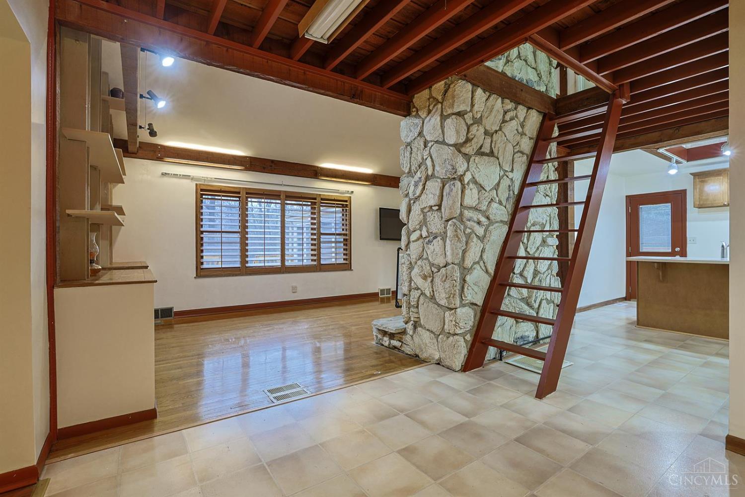 8877 Wuest Road Cincinnati, OH 45251 - Photo 4 of 64