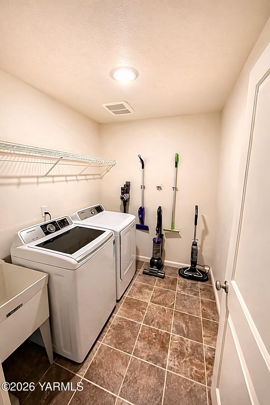 903 Cascade Avenue Moxee, WA 98936 - Photo 10 of 17 0010Laundry with sink
