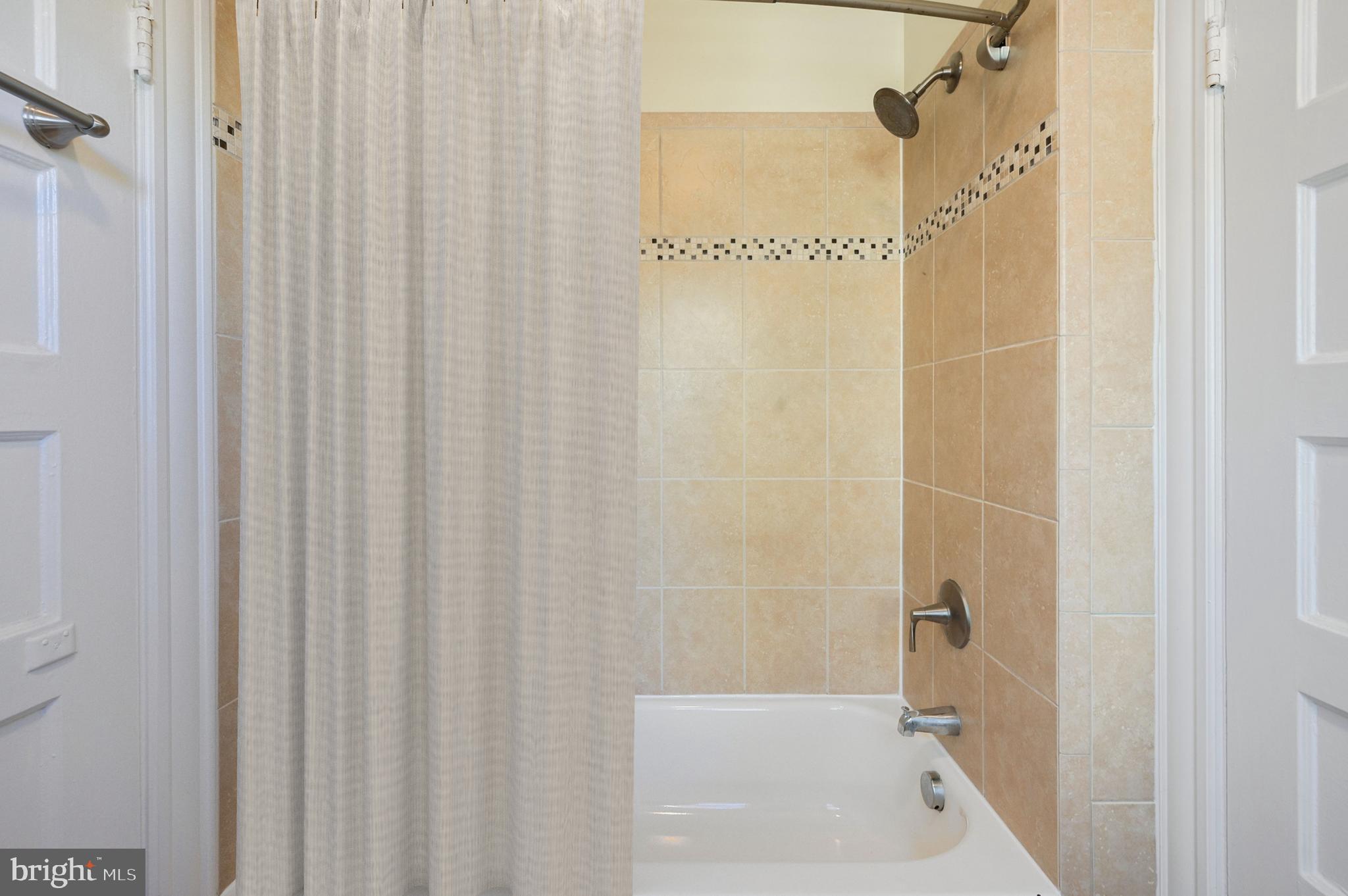 1833 S Street Northwest, Unit 25 Washington, DC 20009 - Photo 14 of 20 Large tub