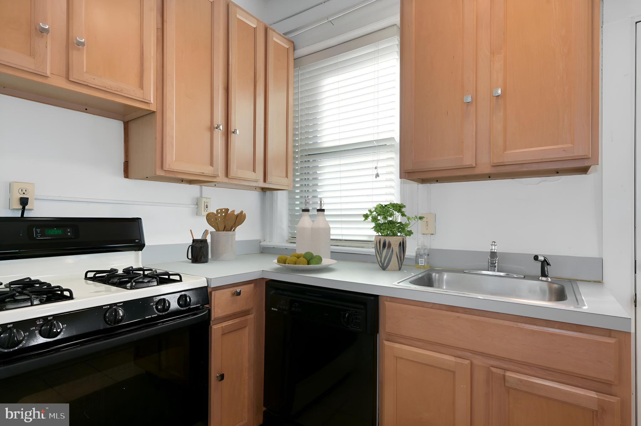 1833 S Street Northwest, Unit 25 Washington, DC 20009 - Photo 6 of 20 Kitchen w/gas cooking