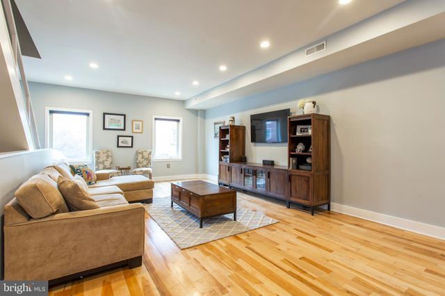 $542,000 | 946 New Market Street, Philadelphia, PA 19123