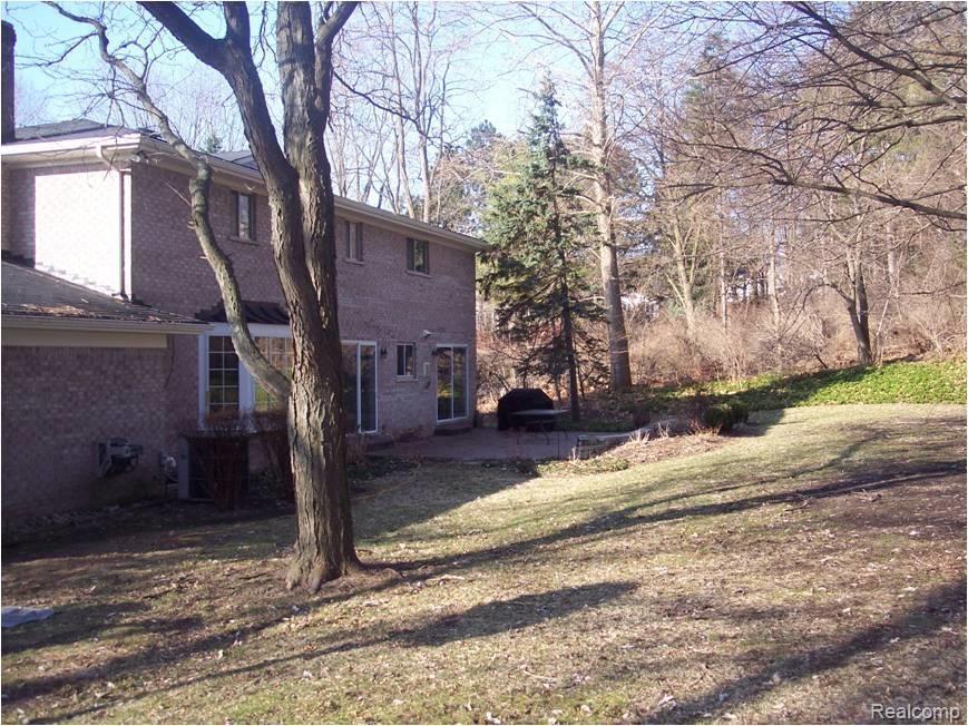 335 Broadleaf Drive Rochester, MI 48306 - Photo 3 of 9 Picture3
