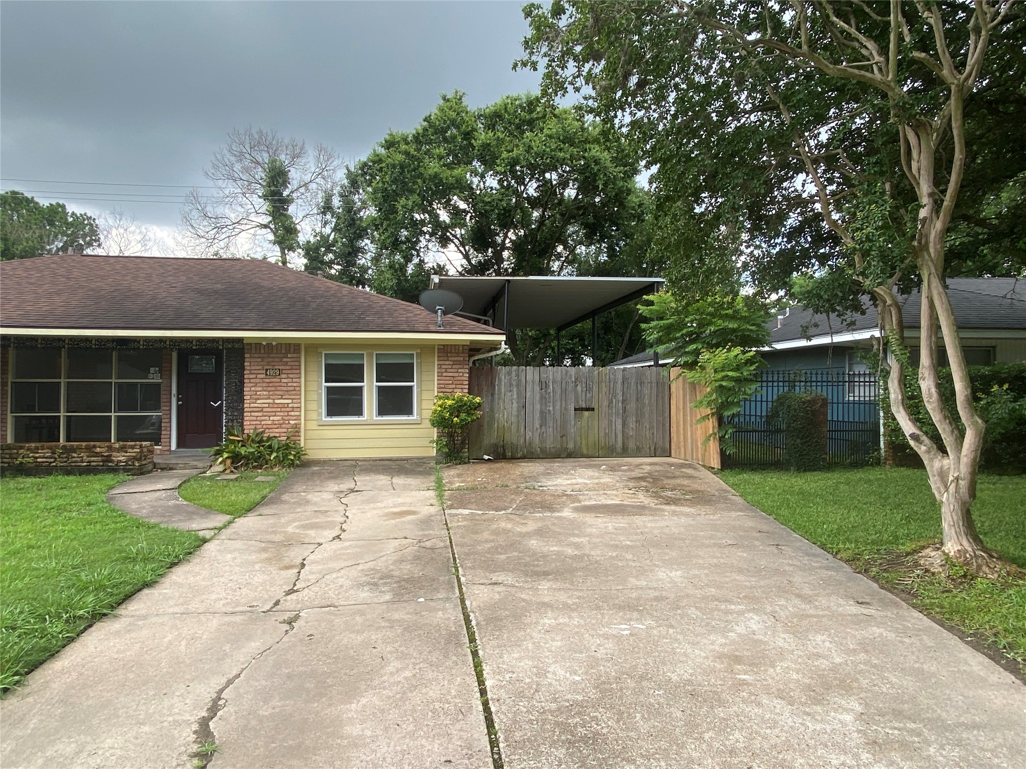 4929 Libbey Drive Houston, TX 77092 - Photo 2 of 26