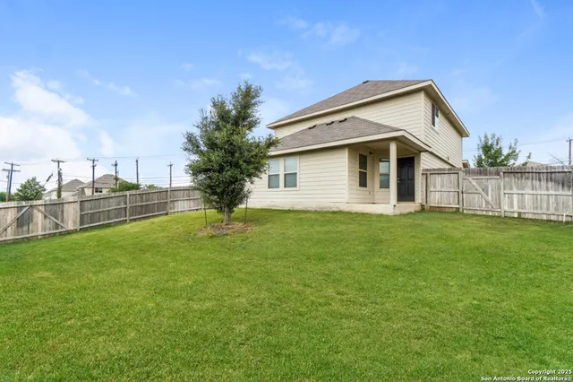 a view of a house with backyard and garden