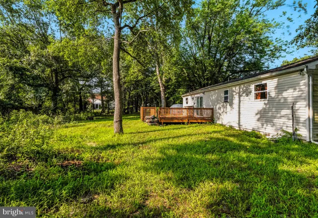 a view of a house with backyard