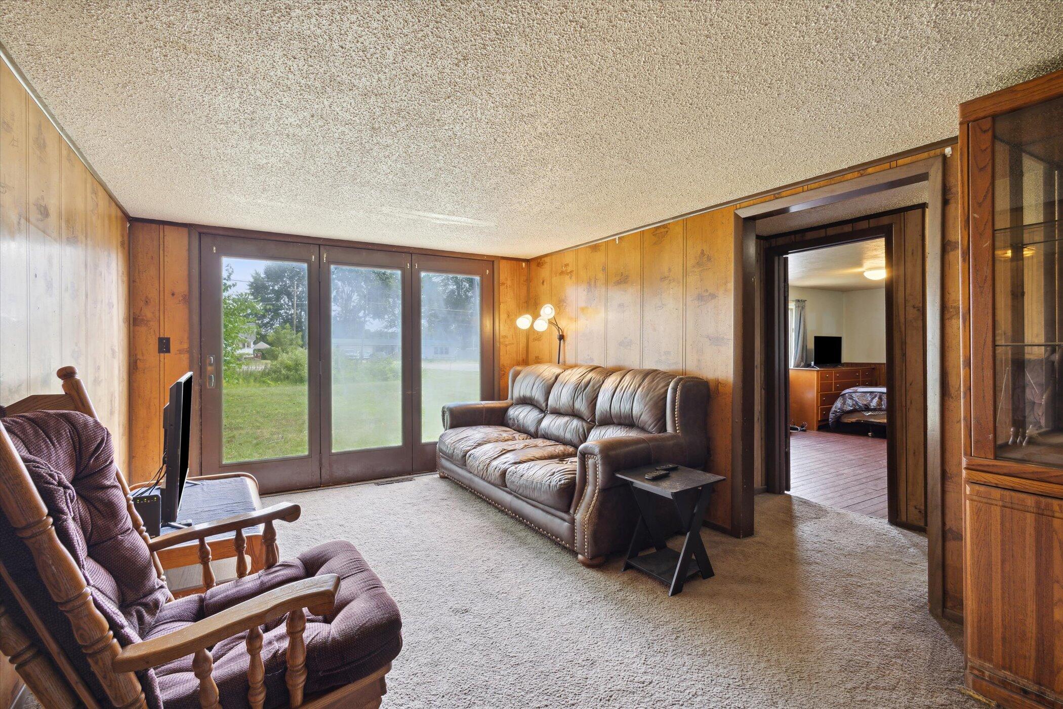 1885 West Monroe Road St. Louis, MI 48880 - Photo 7 of 19 living room