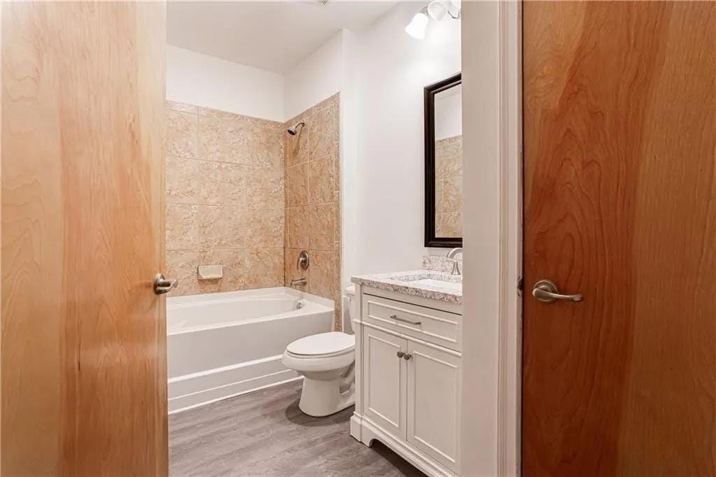 898 Oak Street Southwest, Unit 1307 Atlanta, GA 30310 - Photo 7 of 13 a bathroom with a toilet a sink and bathtub
