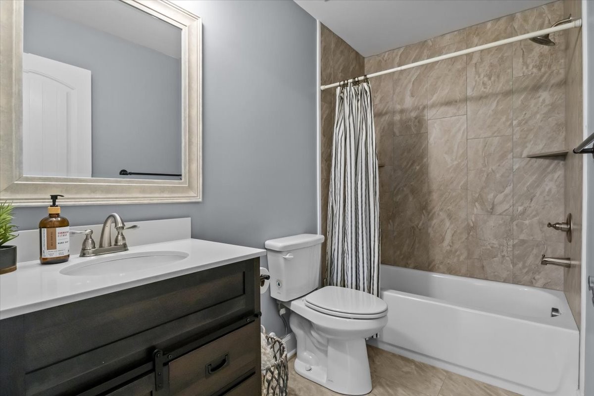 8006 Rose Ridge Pvt Lane Fairview, TN 37062 - Photo 24 of 87 a bathroom with a sink a toilet and a bathtub