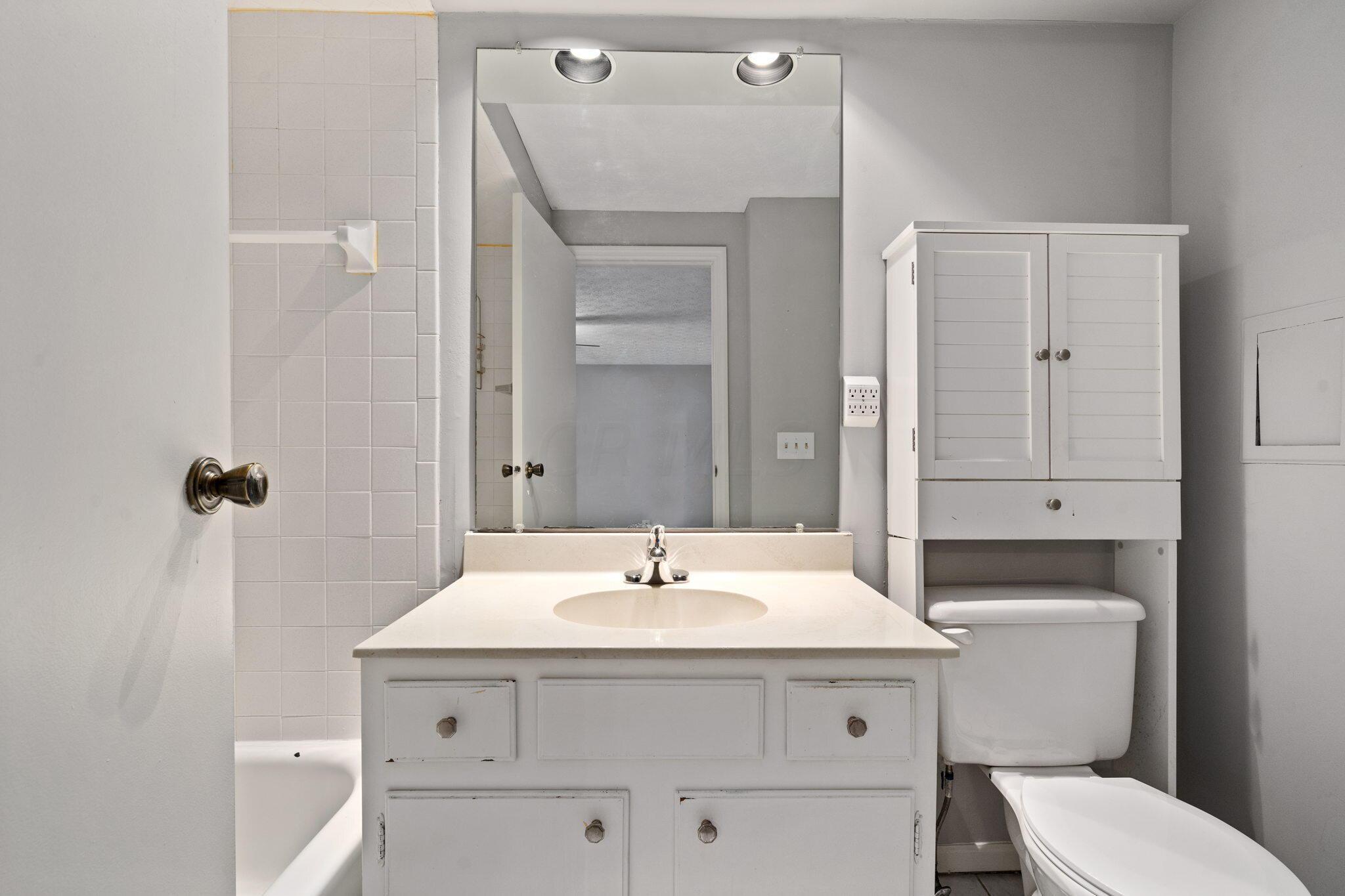 5123 Ranstead Court Columbus, OH 43220 - Photo 26 of 48 Owner's Suite bath