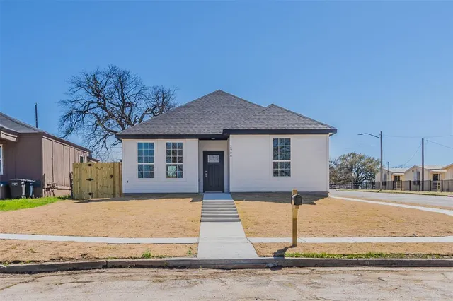 $2,150 | 2900 Avenue C, Fort Worth, TX 76105