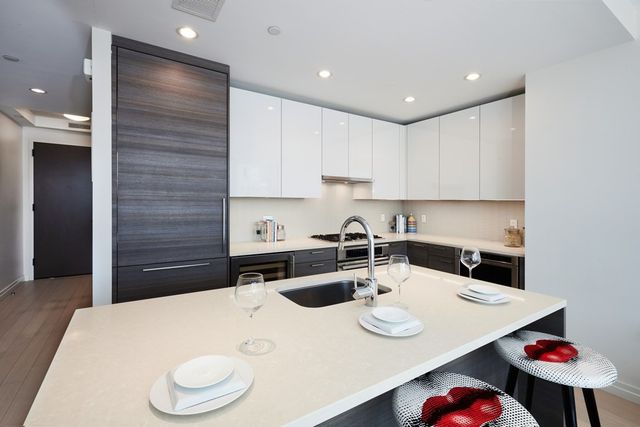 $1,395,000 | 1 Franklin Street, Unit 2011, Boston, MA 02110