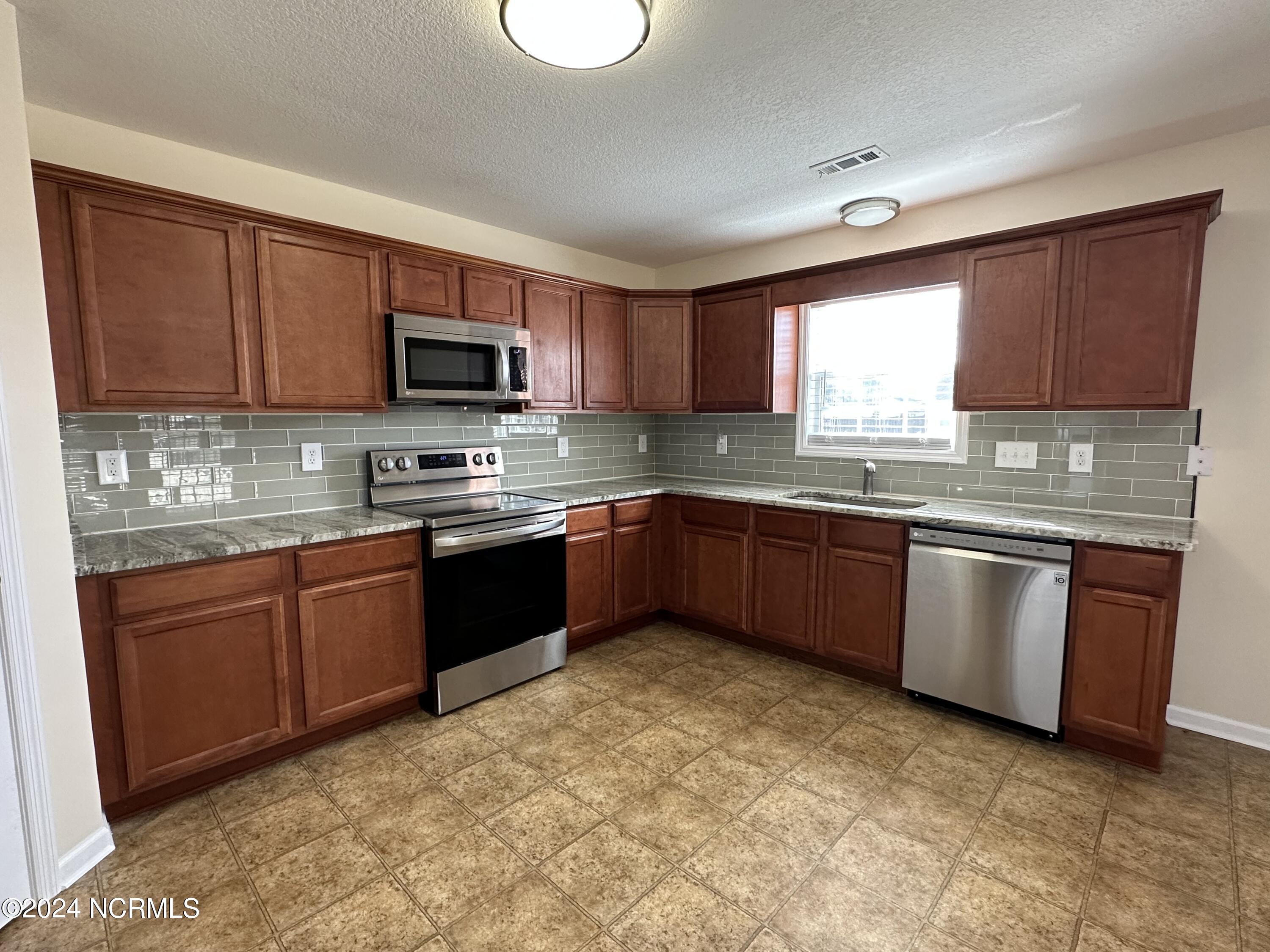 102 Mandy Lane Hubert, NC 28539 - Photo 7 of 23 A406A61B-2DBF-4B11-8174-EA1E6282405C
