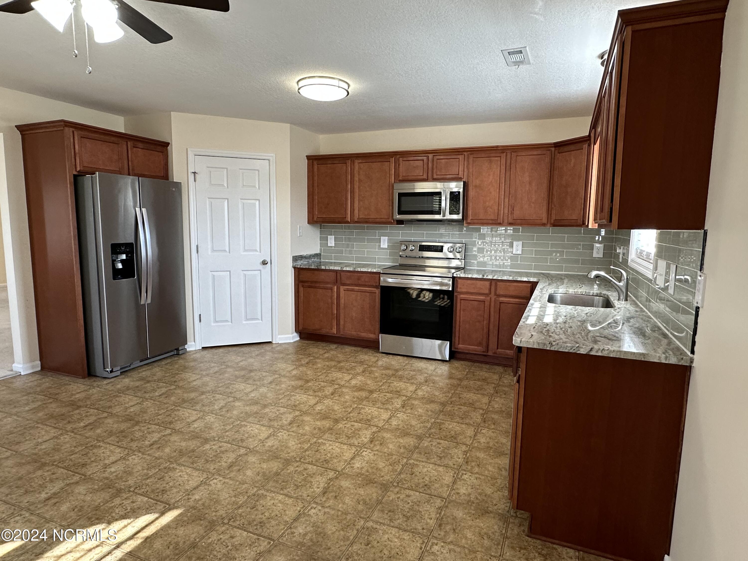 102 Mandy Lane Hubert, NC 28539 - Photo 8 of 23 E7CDFCB0-526E-4BDA-ACB1-C08FEF276AB4