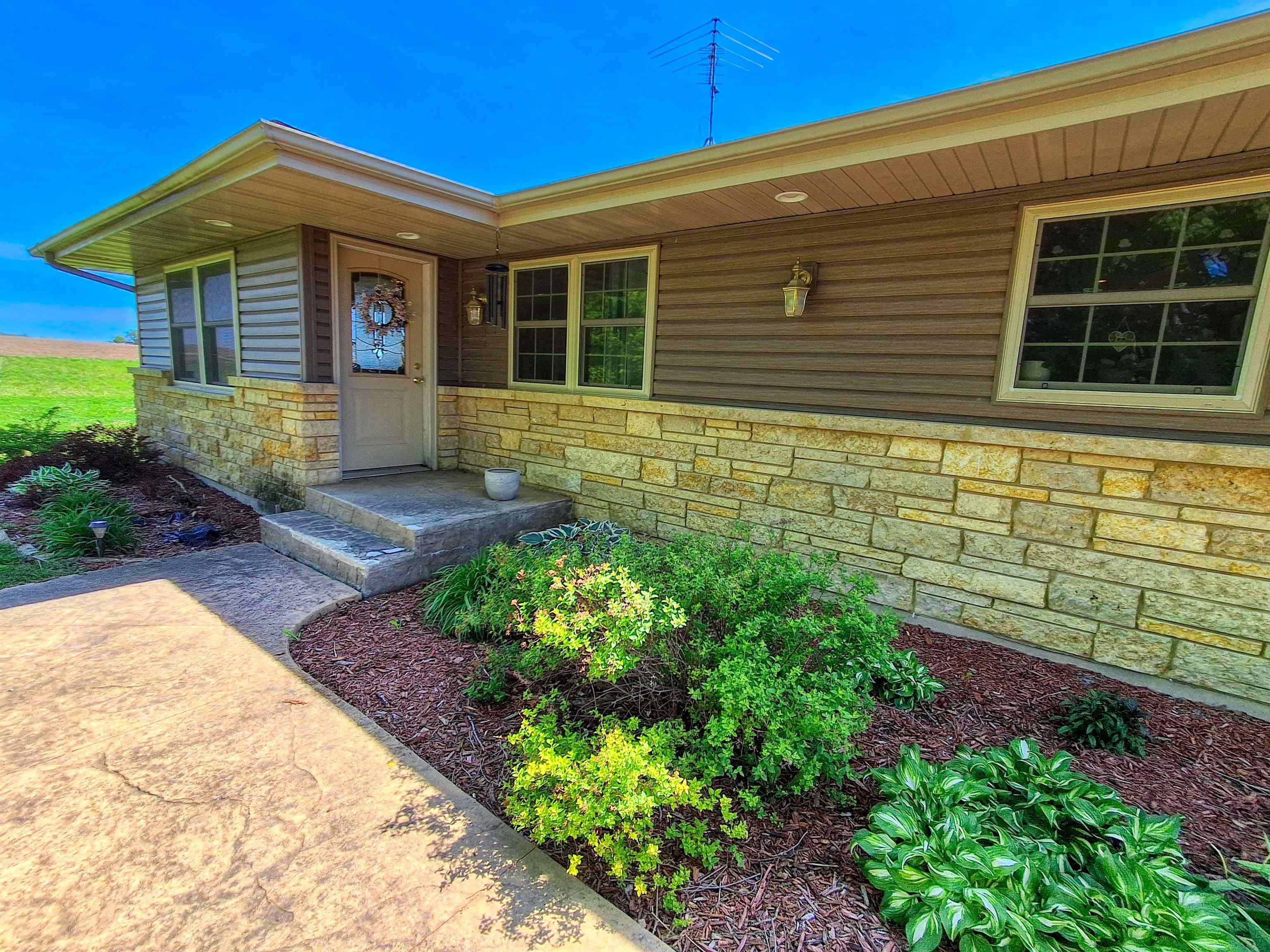 7009 West Pearl City Road Freeport, IL 61032 - Photo 2 of 35 a front view of a house with garden