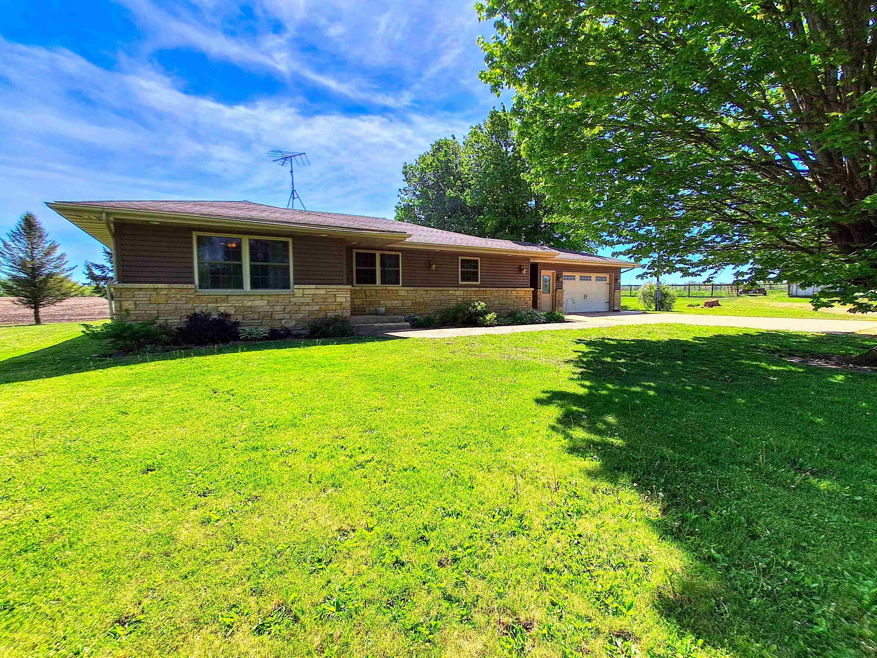 7009 West Pearl City Road Freeport, IL 61032 - Photo 34 of 35 a front view of a house with garden