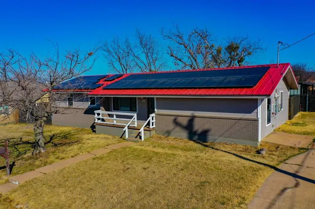 $295,000 | 202 North 10th Street, Jacksboro, TX 76458