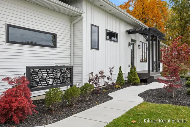 $799,900 | 9465 Wabasis Pointe Drive Northeast, Greenville, MI 48838