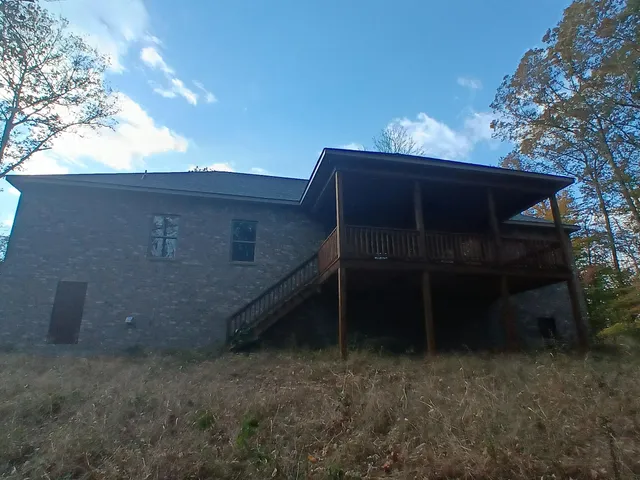 a view of a backyard