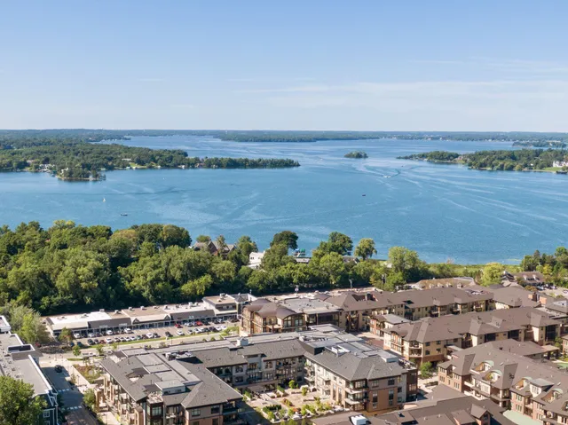 $1,000,000 | 875 Lake Street North, Unit 216, Wayzata, MN 55391