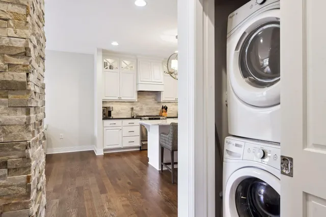 $1,000,000 | 875 Lake Street North, Unit 216, Wayzata, MN 55391