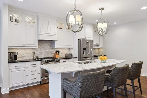 $1,000,000 | 875 Lake Street North, Unit 216, Wayzata, MN 55391