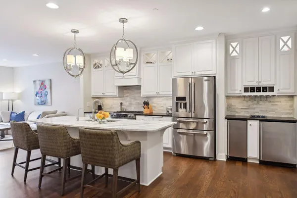$1,000,000 | 875 Lake Street North, Unit 216, Wayzata, MN 55391