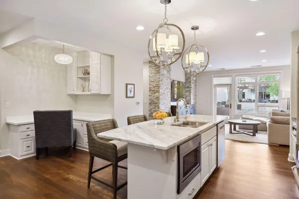 $1,000,000 | 875 Lake Street North, Unit 216, Wayzata, MN 55391