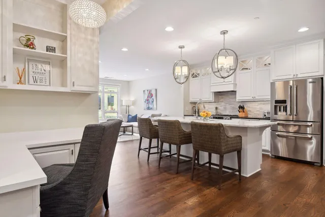 $1,000,000 | 875 Lake Street North, Unit 216, Wayzata, MN 55391