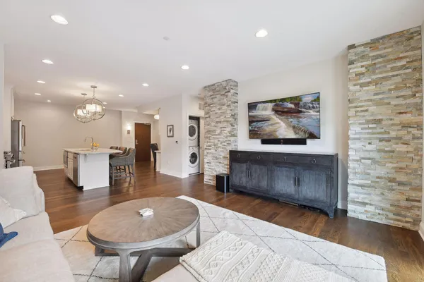 $1,000,000 | 875 Lake Street North, Unit 216, Wayzata, MN 55391