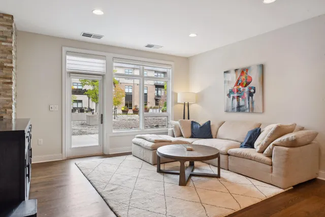 $1,000,000 | 875 Lake Street North, Unit 216, Wayzata, MN 55391