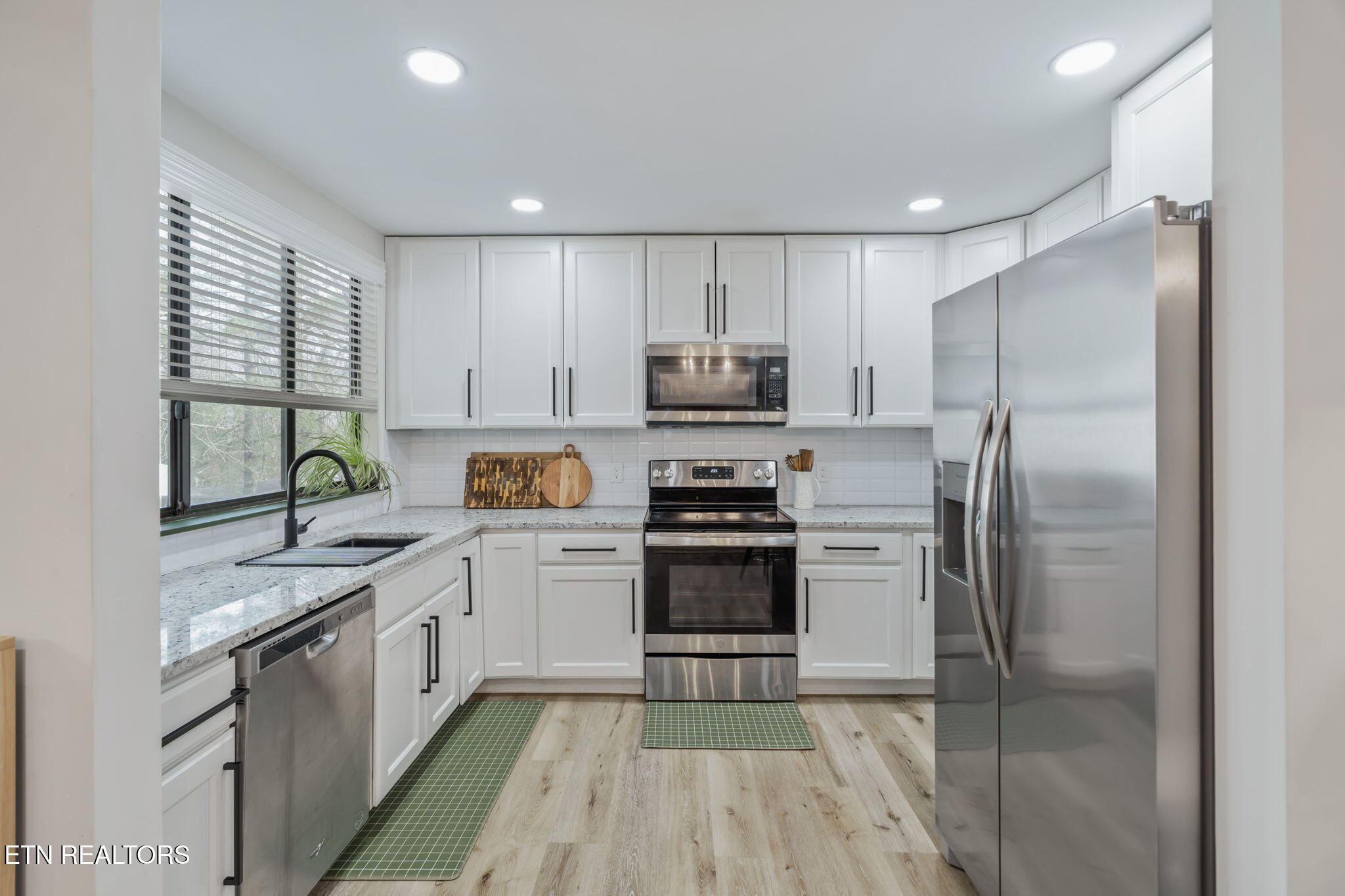 1900 Ridgecrest Drive, Unit 201 Knoxville, TN 37918 - Photo 14 of 30 17-web-or-mls-1900 Ridgecrest Drive #201