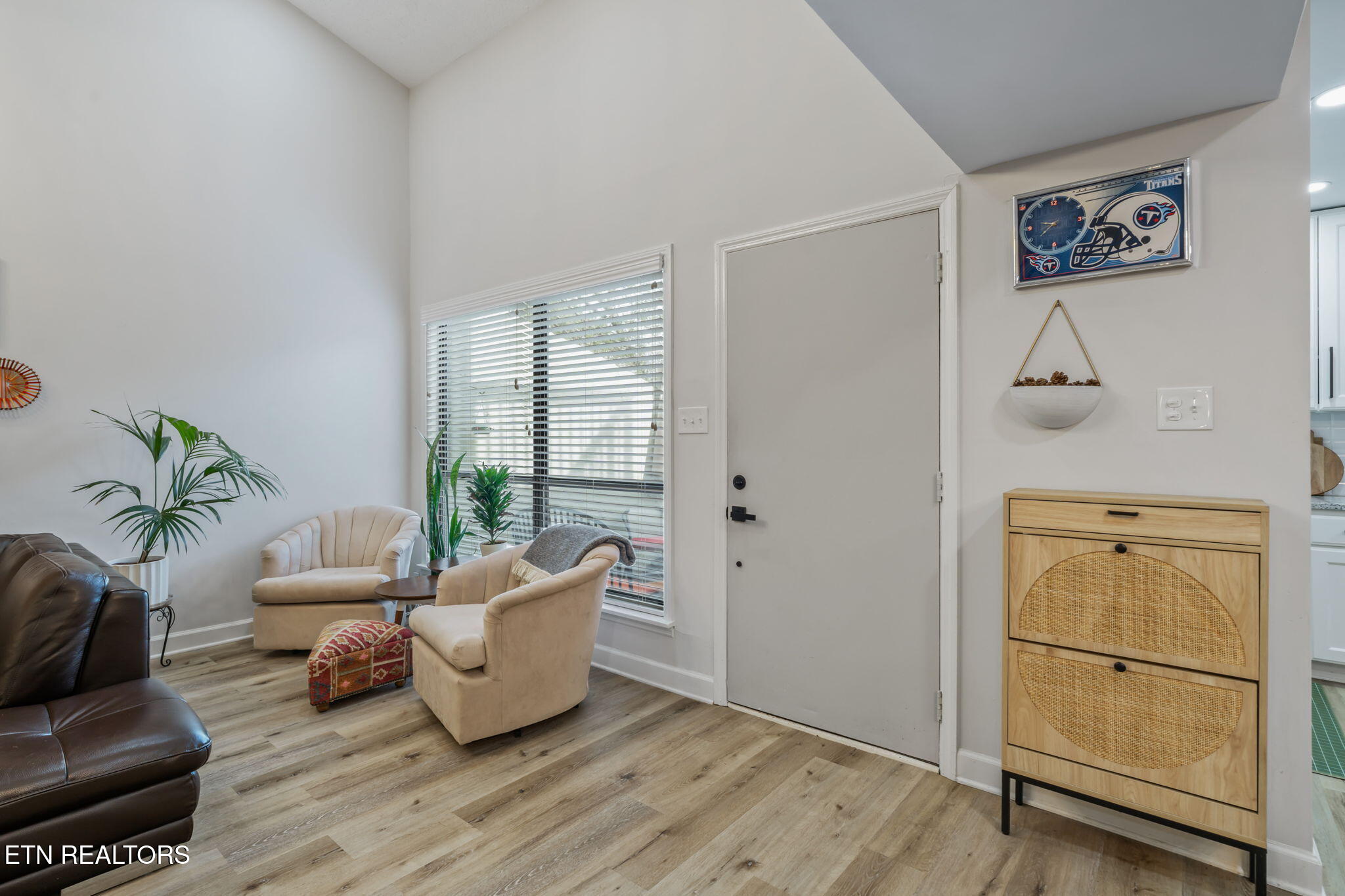 1900 Ridgecrest Drive, Unit 201 Knoxville, TN 37918 - Photo 6 of 30 9-web-or-mls-1900 Ridgecrest Drive #201-