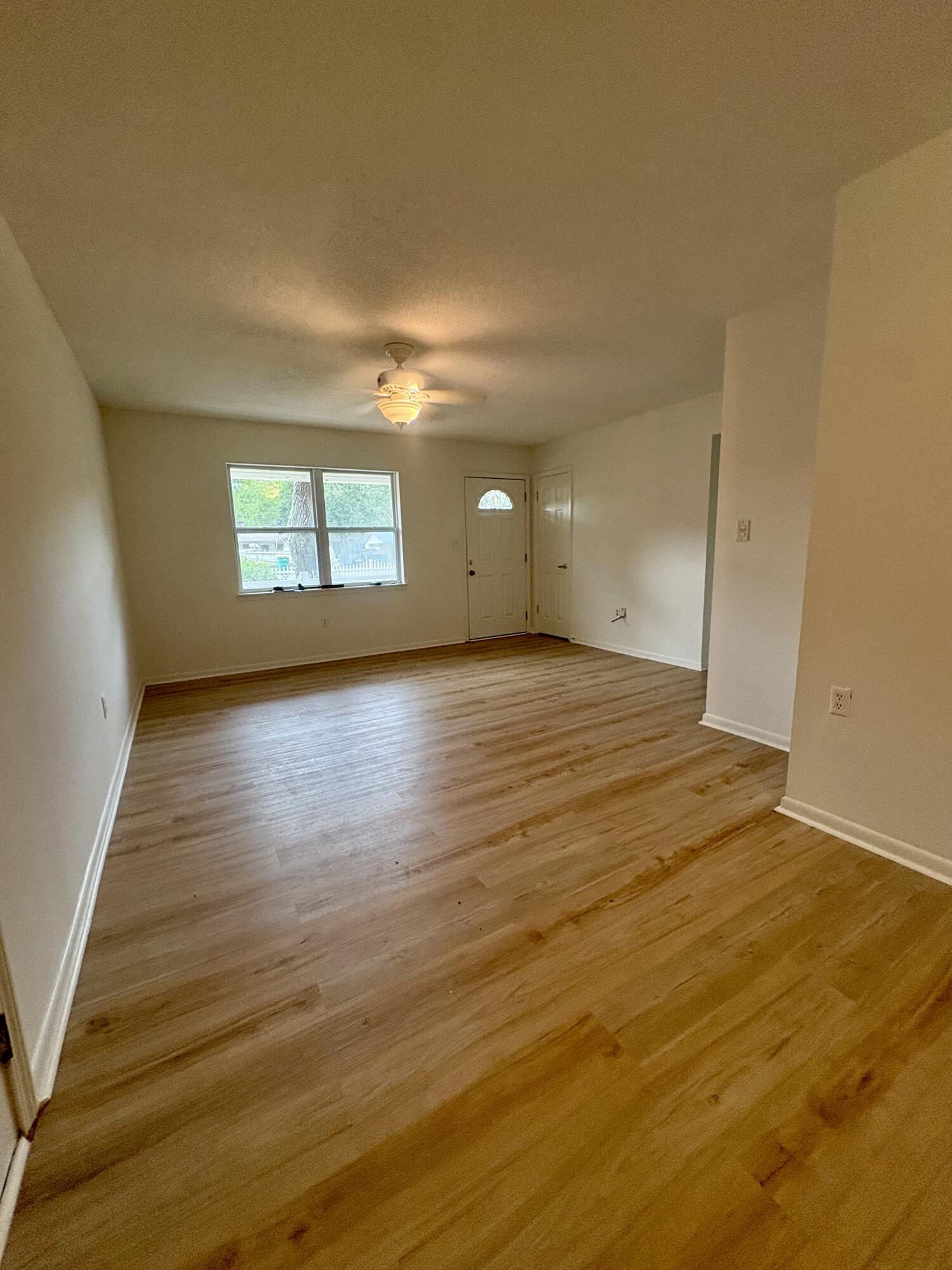 61 8th Street Shalimar, FL 32579 - Photo 14 of 38 livingroom