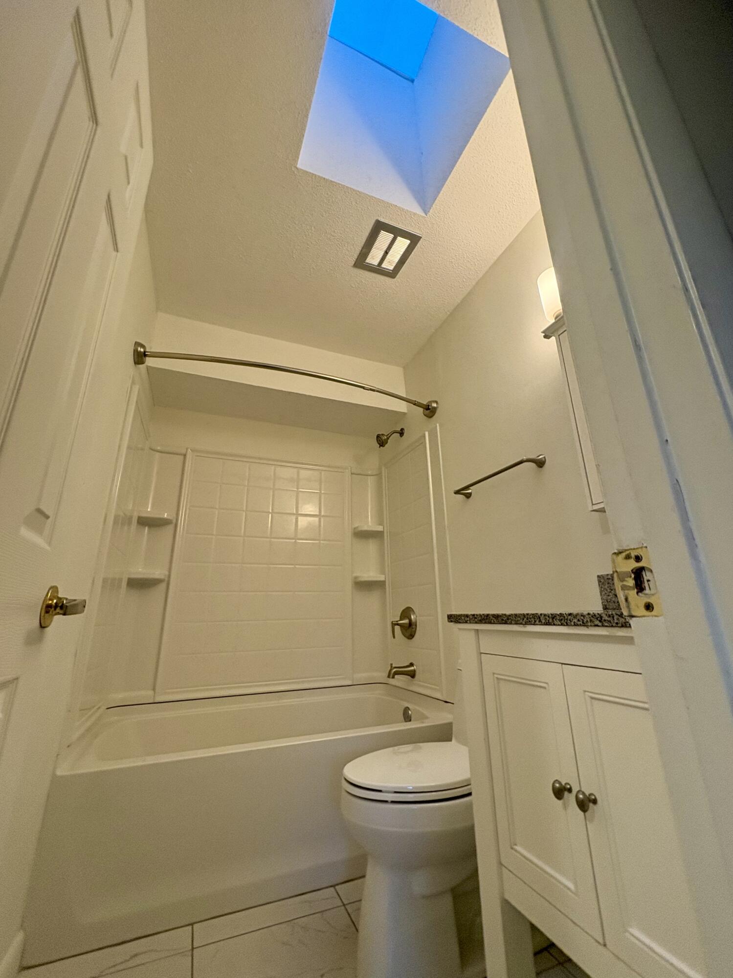 61 8th Street Shalimar, FL 32579 - Photo 21 of 38 hallbathskylight