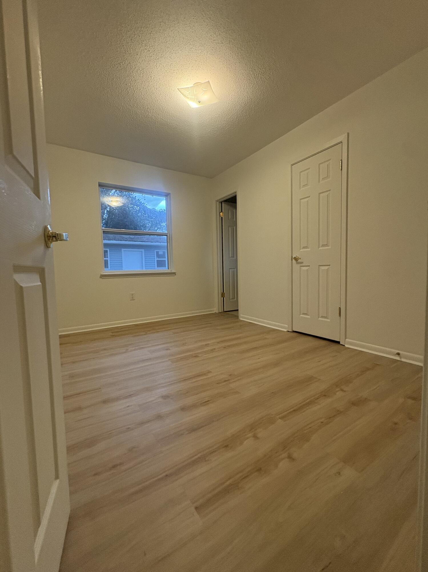 61 8th Street Shalimar, FL 32579 - Photo 23 of 38 masterbed1