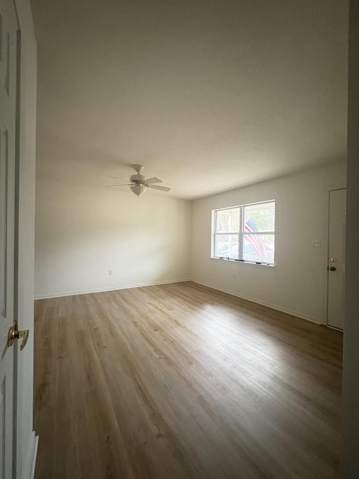 61 8th Street Shalimar, FL 32579 - Photo 28 of 38 livingroom2