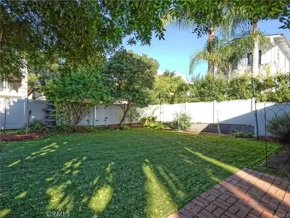 a view of a back yard